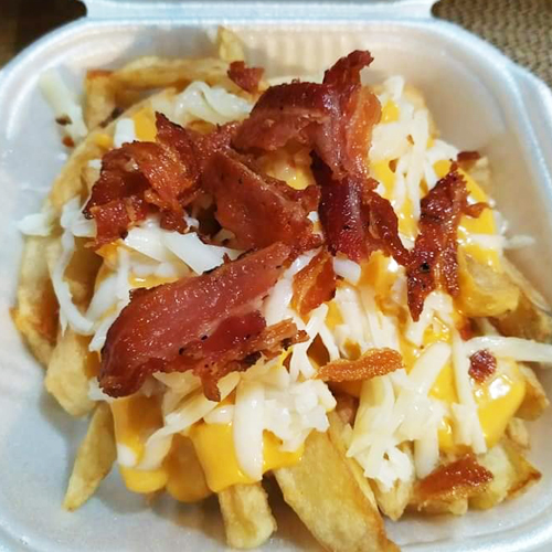 Papas con queso amarillo y tocino